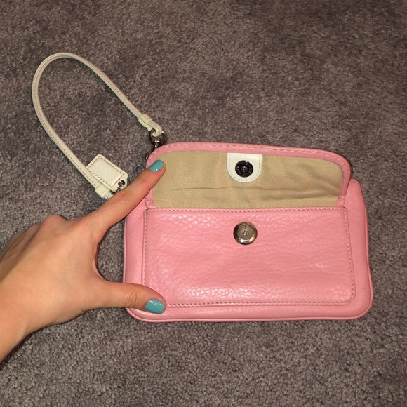 💗Coach wristlet - Picture 4 of 5